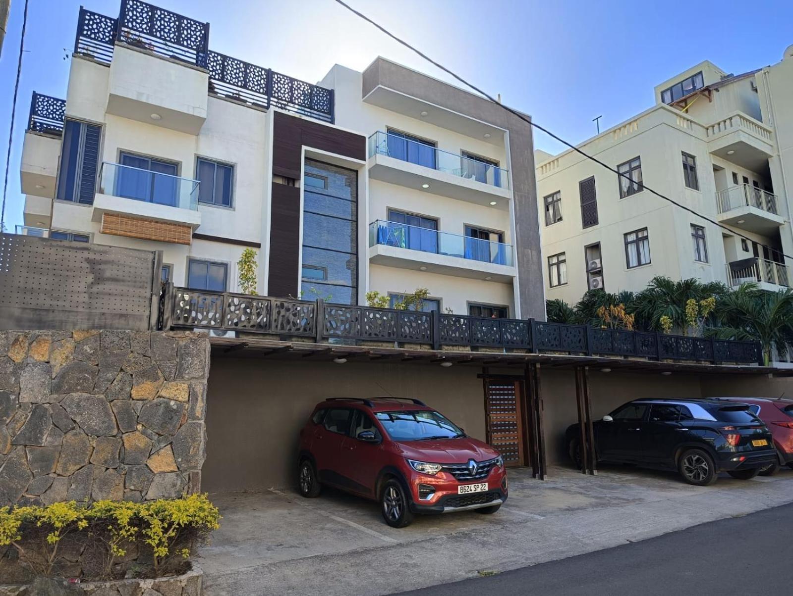 Newly Renovated Studio Apartment With Rooftop Pool, Few Steps To The Beach Flic-en-Flacq Екстериор снимка