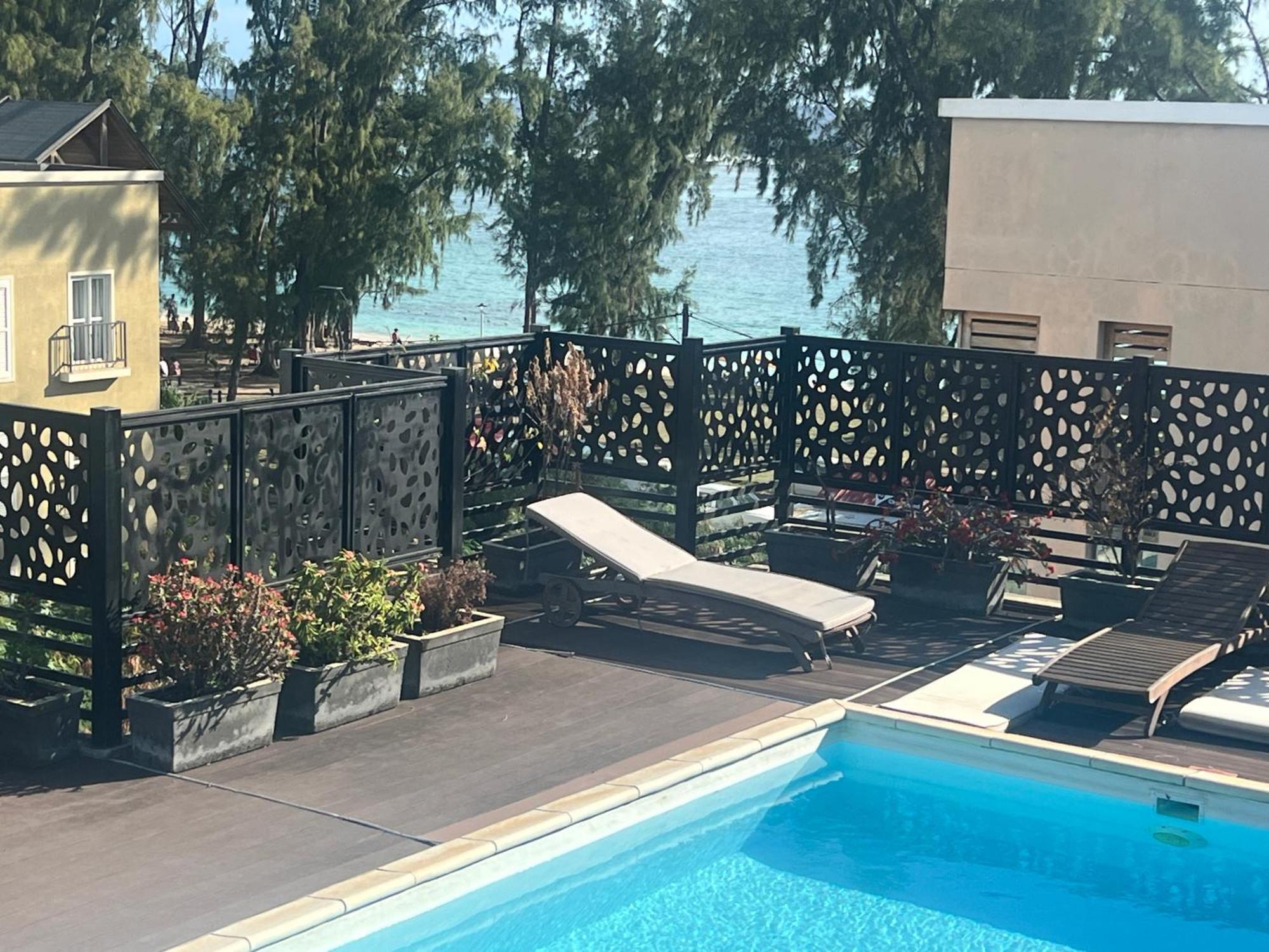 Newly Renovated Studio Apartment With Rooftop Pool, Few Steps To The Beach Flic-en-Flacq Екстериор снимка