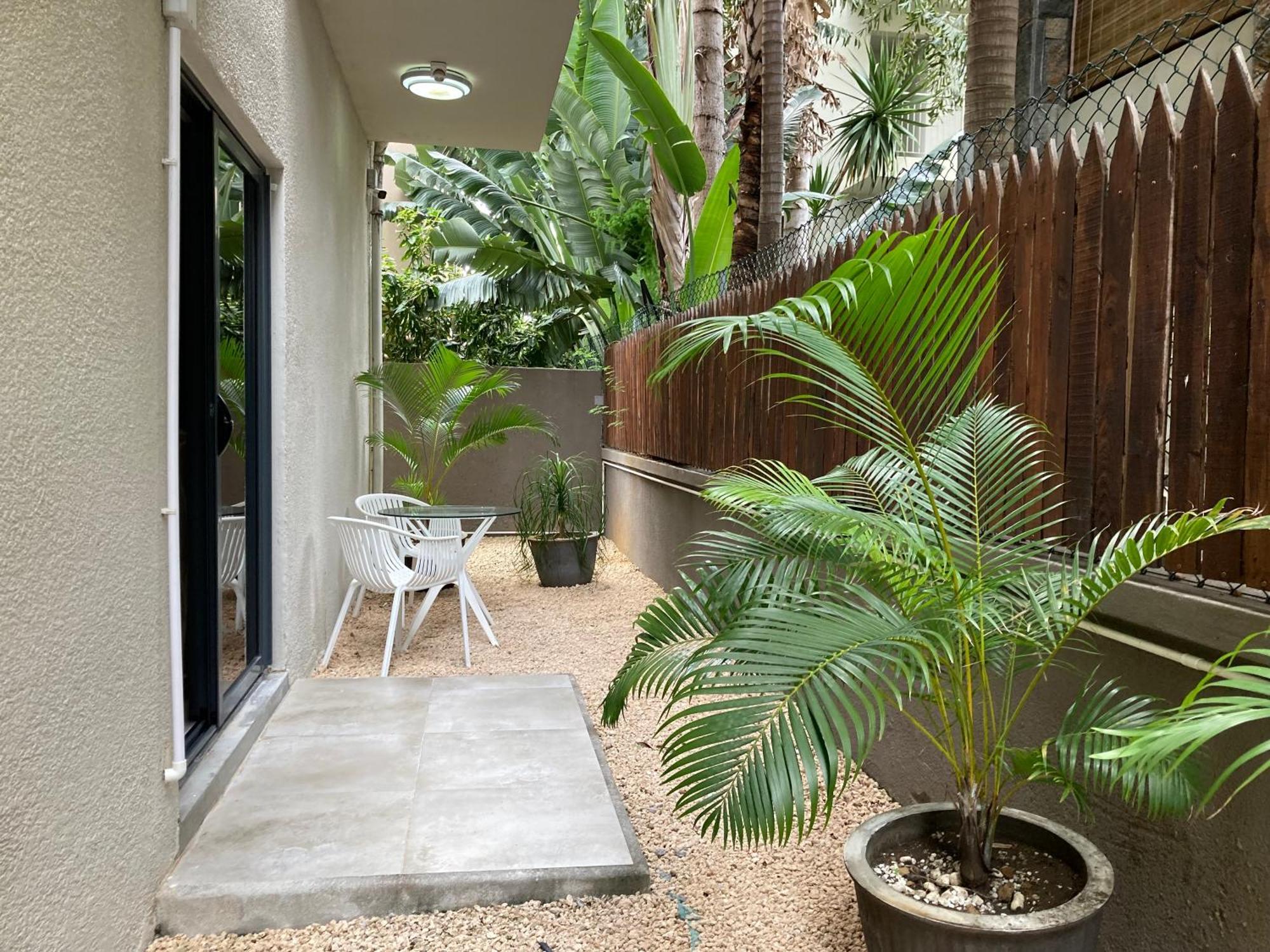 Newly Renovated Studio Apartment With Rooftop Pool, Few Steps To The Beach Flic-en-Flacq Екстериор снимка